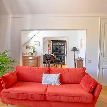 La Maison Particuliere * Versailles