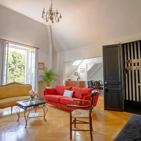 La Maison Particuliere Versailles